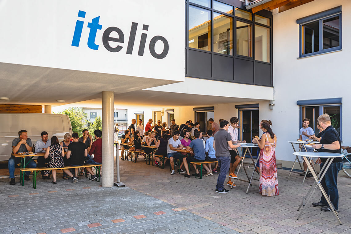 Großes Firmenfrühstück aller Mitarbeiter der itelio GmbH im geschützten Outdoor-Bereich der Firmenzentrale in Kiefersfelden.