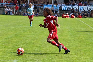 Ein Nachwuchs-Fußballspieler läuft beim itelio Cup auf den Ball zu.