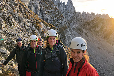 Mitarbeiter der itelio GmbH beim gemeinsamen Bergsteigen am Ellmauer Halt in Österreich.